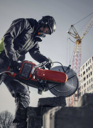 Husqvarna ručni rezač betona na gradilištu